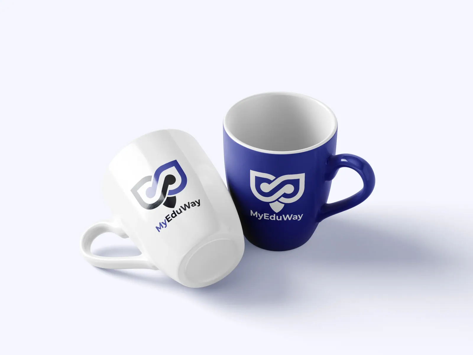 Dwa kubki z logo MyEduWay, jeden biały i jeden granatowy